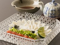 自家製胡麻豆腐
大間の本鮪 関鯖 白いか又は下関産とらふぐ薄造り
牡蠣真薯 芽蕪 柚子
香箱蟹土佐酢ジュレ
京人参 大阪海老芋 蕪土佐煮 春菊 木の芽
鰆幽庵炭火焼 白子酢
ずわい蟹ご飯
赤出汁香の物
打ち立て葛切り