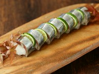 北海道の脂がのった新さんまを塩と酢でさっと〆て一晩寝かして、しっかりなじませて棒寿司に仕上げました。