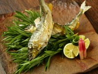 旬のズワイガニ、丹波の焼き栗に、南魚沼産のつややかなお米を、昆布と鰹のおだしでふっくら炊き上げました。税込14,080円のコースに入っています。