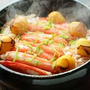 旬のズワイガニ、丹波の焼き栗に、南魚沼産のつややかなお米を、昆布と鰹のおだしでふっくら炊き上げました。税込14,850円のコースに入っています。