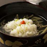 先付け 自家製胡麻豆腐
造り 天然本鮪 赤貝 しめ鯖
椀物 雲子豆腐 京人参 菜の花 柚子
強肴 とらふぐ唐揚げ 獅子唐 酢橘
焼き物 山形産鰆西京焼き
炊合せ 聖護院かぶら 穴子酒煮 
食事 新筍うすい豆ご飯
水菓子 
