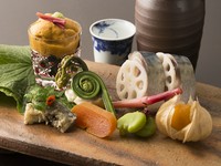 献立一例 
先付け 自家製胡麻豆腐
造り 天然生本鮪 雲丹 赤貝
強肴 新秋刀魚寿司
御食事 ずわい蟹御飯 