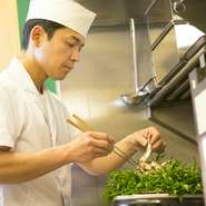 厳選した食材の仕入れがあってこそ料理の腕を活かせますので、とにかく仕入れにはこだわっています。お客様の食事の流れを把握して最高のタイミングで食事を提供。ご飯の炊き上がりも逆算して炊飯を開始します。
