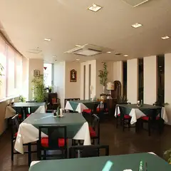 小さいお子様も安心　掘りごたつのお席でゆったりお食事できます