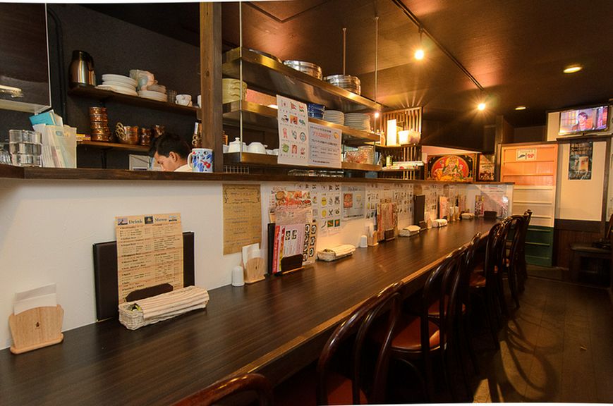 1人でもくつろげる、明るく落ち着いた内装