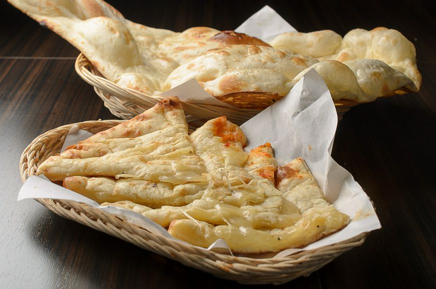 チーズがとろける手づくりの『チーズナン』