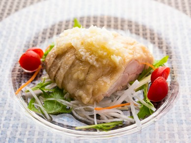 刻み葱たっぷり、鶏肉の旨味も引き立つ『蒸し鶏の葱ソース』