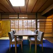 接待や小宴会向きの2階個室10帖の間、座敷横には芸舞妓が舞う踊り場が設けてあります。京都ならではの祇園の文化をたしなんでいただきたい。