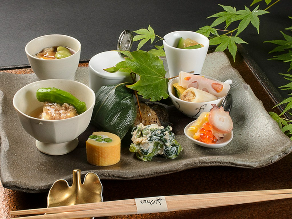 旬の魚介やお野菜を、季節の彩りにあふれた会席料理で