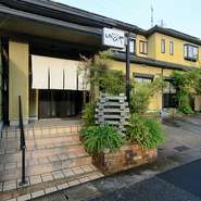 膳所駅から少し高台へと進んだところにある一軒家。隠れ家と呼ぶのにふさわしい閑静な場所にある日本料理店です。ハレの日の食事や大切な人をもてなす時など、節目の食事にも最適なお店。