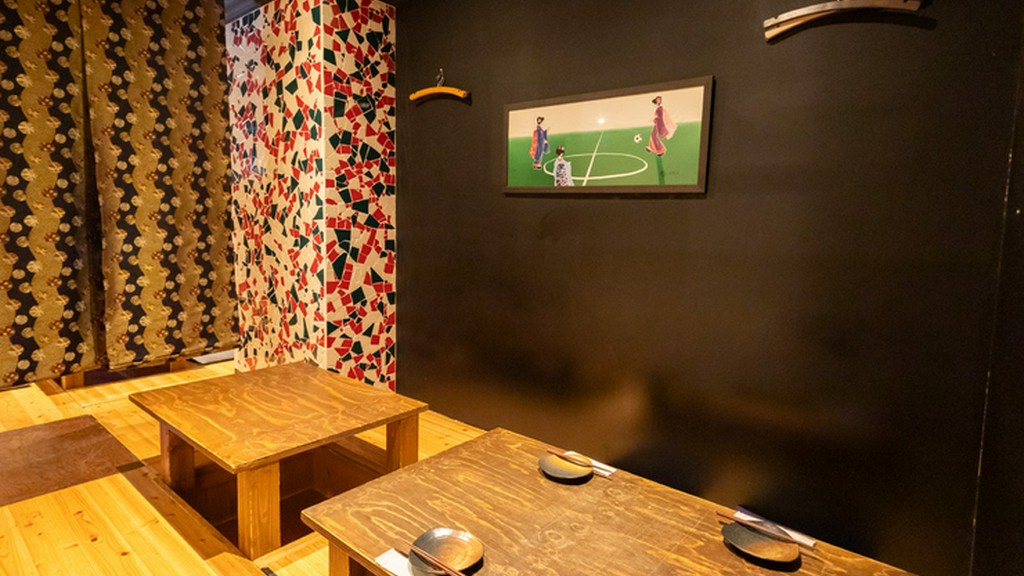 テーブル席や堀ごたつの個室席を用意しており、50名まで利用可能