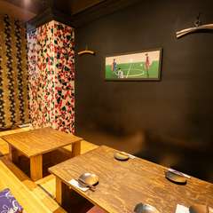 テーブル席や堀ごたつの個室席を用意しており、50名まで利用可能