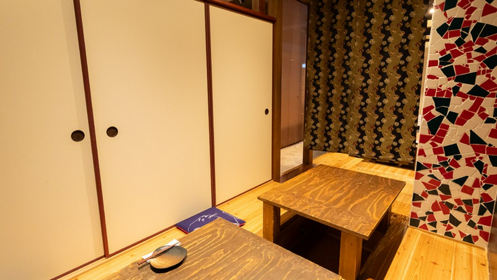 西陣織と京町家の古戸で仕切られた個室席