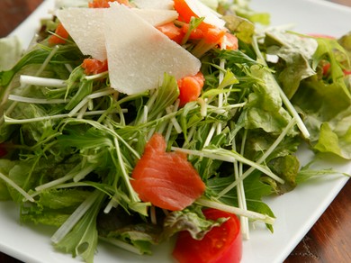 野菜ソムリエが作る新鮮野菜を使った『十祇家のサラダ』