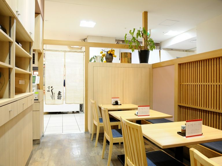 粋なのれんの先には、うなぎを焼く良い香りが広がります