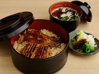 あっさりした味わいがどんな年代の方にも好まれる『うなぎ丼（吸物付き）』