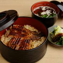 あっさりした味わいがどんな年代の方にも好まれる『うなぎ丼（吸物付き）』