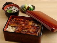 熱々のご飯にのったうなぎはふっくらやさしい口当たり『うなぎ重　梅　（吸物付き）』