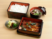 香ばしく焼き上げた蒲焼と白いご飯を別々にいただく『うな重　二段重　（吸物付き）』