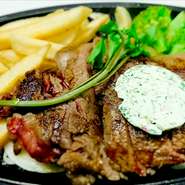 当店のステーキディナーは
スープから始まりデザートまでついて
リーズナブルで満足して頂けるコースです
大切な記念日や特別な日に是非お越し下さいませ

＊料理の詳しい内容は別ページにアリ