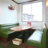 ファミリーや気心知れたお友達同士の女子会にも理想的。普段使いから特別な席までシーンを選びません。大切なパートナーとのアルバムに、想い出に残る微笑ましい1ページが刻まれます。