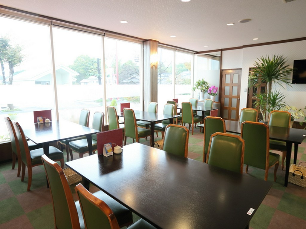 大きな窓から入る陽射しが明るく照らしてくれます