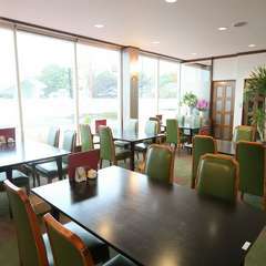 大きな窓から入る陽射しが明るく照らしてくれます