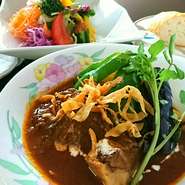 厳選した牛肉をじっくり煮込んだ一品
