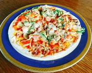 シェフこだわりの自家製生地に
具材をたっぷりのせて
カリッと焼き上げております。
ワインとの相性も抜群です！！

