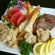 エビフライ・鶏の唐揚げ・牛ステーキ
　当店の人気メニューが味わえる1皿

＊2～3人前
＊前菜盛合せ付も可能　※要予約（1,100円～）
＊TAKE OUTは不可、店内のみ
＊ｱﾚﾙｷﾞｰ等ございましたら、ﾒﾆｭｰの変更可