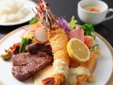 美味しさの要素がお皿の上に揃っている『特別ランチ』（ライス・スープ付）