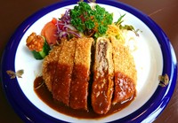 独自の配合でブレンドしたミンチを使用！！
ご注文いただいてからパン粉を付けて揚げておりますので外はサクサク、中はジューシー♪