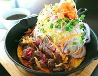 厳選した牛フィレ肉を使用！！
アツアツの鉄板で
自家製ソースをおかけになってお召し上がりください！