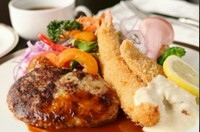 当店の人気メニュー
『ハンバーグ・エビフライ・魚フライ』が
一度に味わえる大人気メニュー！！
メニューに迷った際は是非！！


