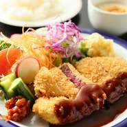 オーダーが入ってからパン粉をつけて焼いています。専門業者から一番良い状態の肉を調達した牛フィレステーキを使用。記憶に残る味に出会えます。