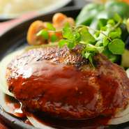 国内産の豚肉にこだわっていますが、京都や奈良などいろいろな地域からその時にベストなものを取り寄せています。一噛みするごとに、口の中へ旨味が広がっていきます。