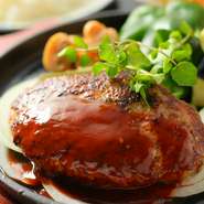 ハンバーグのための肉を数種類仕入れ、独自の配合でブレンドしてミンチ状に挽いています。箸を入れた瞬間に、ジュワッと肉汁がこぼれだします。オリジナルのデミグラスソースも秀逸です。