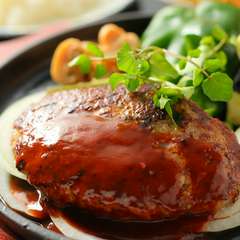 お腹も心も満たしてくれるふっくらジューシーな『ハンバーグ』（ライス・スープ付）