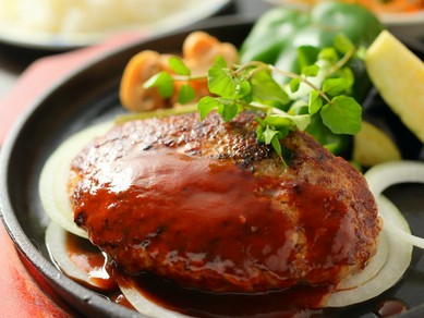 お腹も心も満たしてくれるふっくらジューシーな『ハンバーグ』（ライス・スープ付）