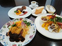 前菜から食後のデザートまでついた
ボリューム感のあるコース♪
メイン料理を選べるコースです
