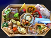 ウィステリアの定番料理の
お肉料理や自家製の前菜、旬のフルーツや
本日のシェフのおすすめ1品を詰め込んだオードブルです

※内容はお気軽にお問い合わせください