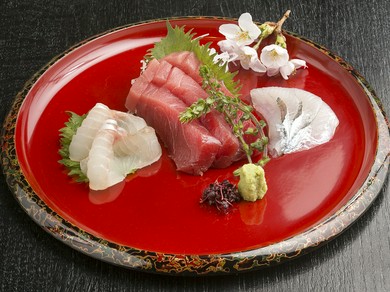 器にもこだわった、その日の旬のお魚でつくりあげる『本日の三点盛り』