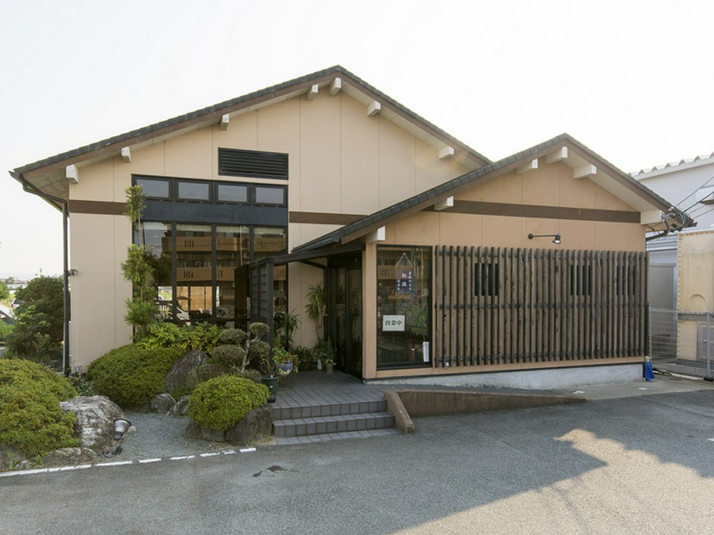 大きな駐車場があり、広い店内は、家族でゆったり食事できる空間