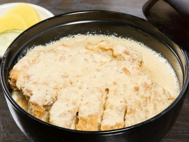 祖父の代から引き継がれている昭和の味『豚カツ丼』は、秘伝の丼だしが決め手　国産豚と地元の卵を使用