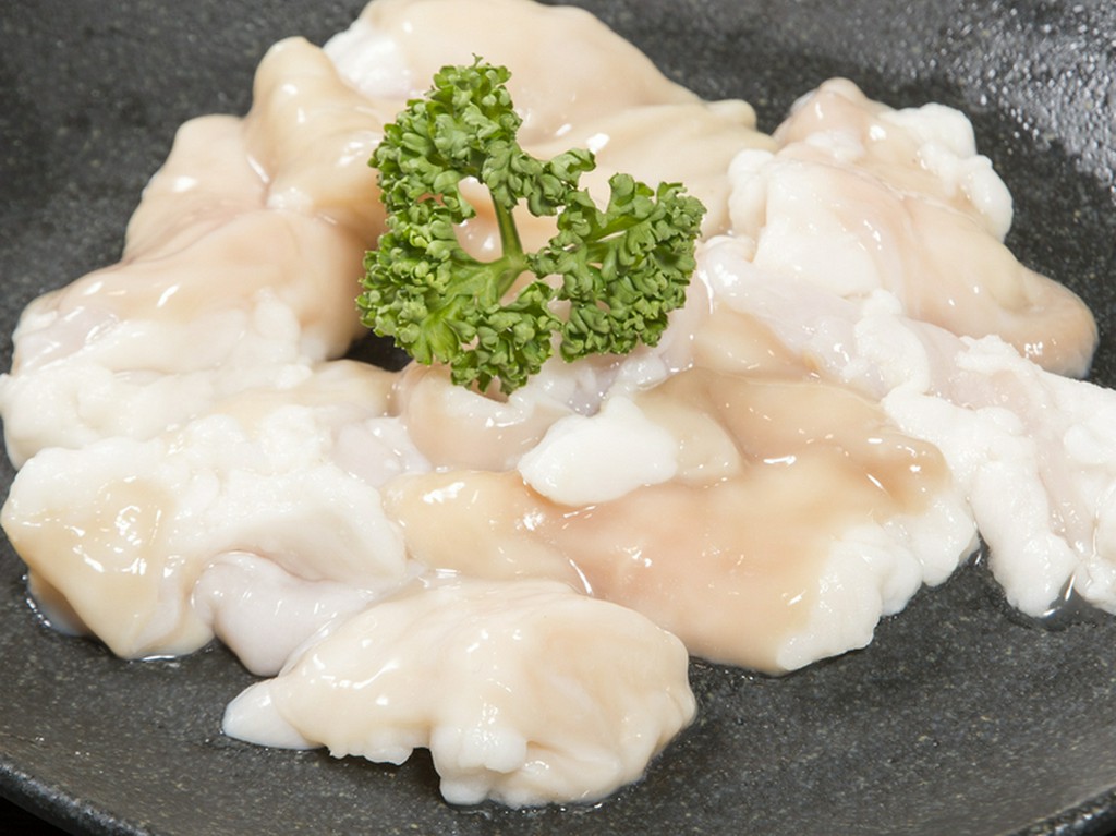 信州みそ使用の「みそだれ」、「塩ホルモン」の２つの味が選べる『上ホルモン』は、脂がのってプリプリ