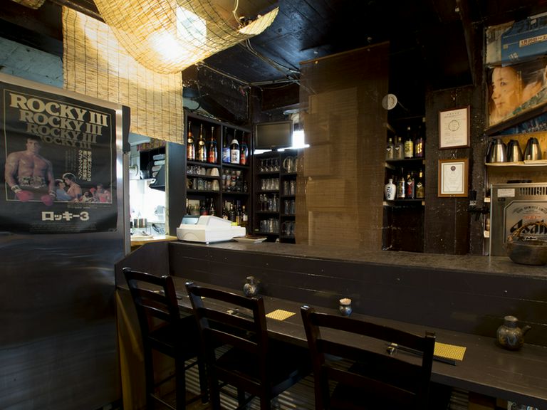 隠れ処の雰囲気のカウンター、お1人様でもお気軽にどうぞ