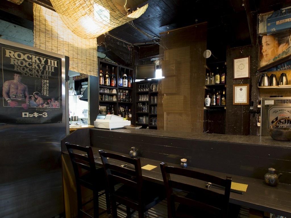 隠れ処の雰囲気のカウンター、お1人様でもお気軽にどうぞ