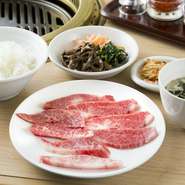 上質なお肉を提供しながらも、価格はリーズナブル。お昼に焼肉を楽しむのもオツなものです。冷麺・温麺のランチも人気です。おがた牧場牛を使った『前沢ランチ』が店長のイチオシ。