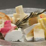 佐渡乳業製のチーズを盛りあわせに致しました。やさしい風味です。