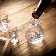 日本全国津々浦々、各地の銘酒と呼ばれる日本酒を仕入れています。また、飲みやすいスパークリング系も揃えており、日本酒が苦手という方にも多く飲まれています。新しい日本酒に出会いたくなったら、訪れてみて。